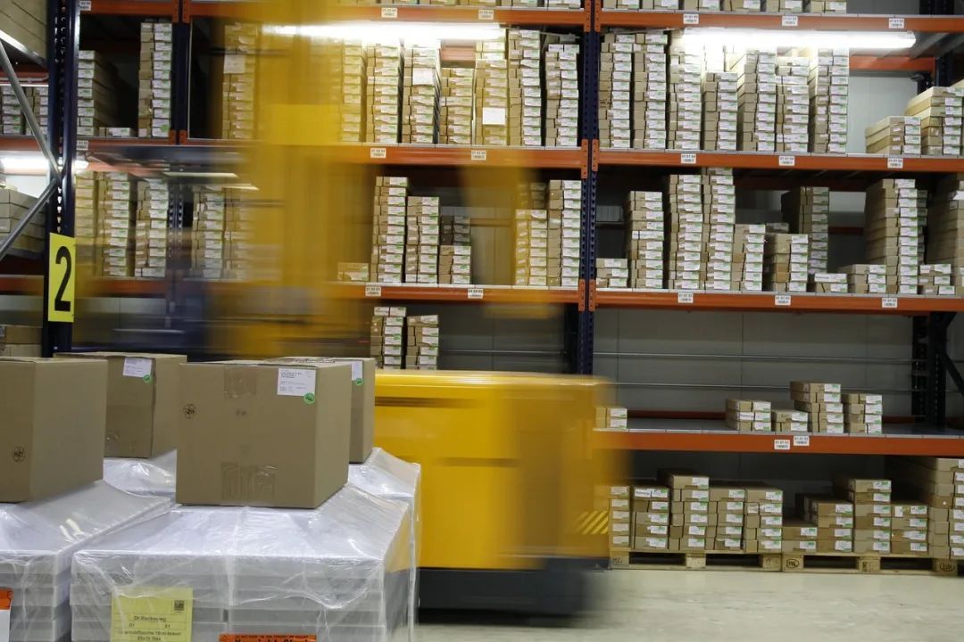 What is third-party warehousing and what are its advantages?